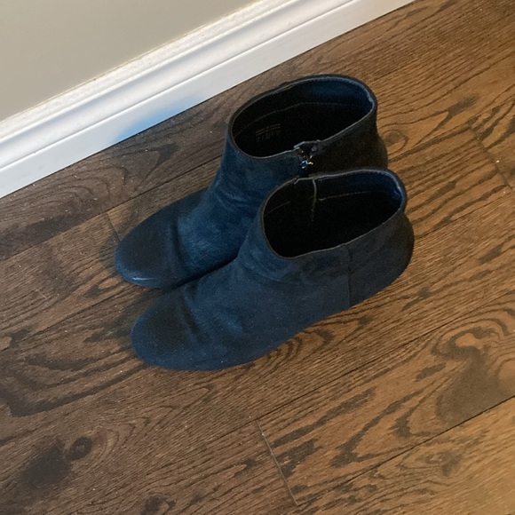 Size 9 black suede boots wore a few times - Picture 2 of 4